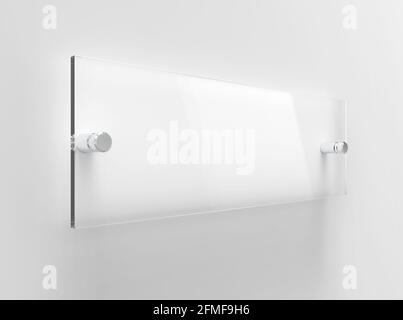 Typenschild aus transparentem Glas auf Metallhaltern mit Abstandshalter. Durchsichtiges Druckbrett für das Branding. Acrilic Werbung Schild auf weißem Hintergrund Mock-U Stockfoto