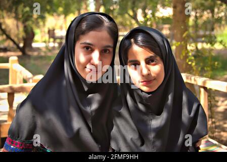 Zwei junge Damen in Bagh-e Dowlat Abad Gardens, Yazd, Iran. Stockfoto