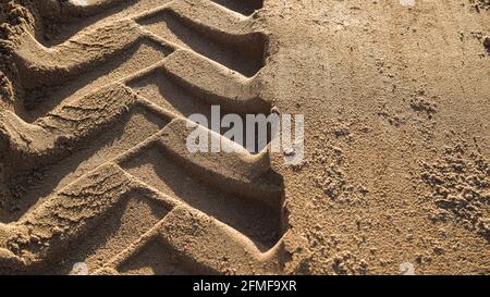 Sand mit Traktorrad-Profil auf ihm für Ihre Kreativität Oder Desktop-Hintergrund Stockfoto