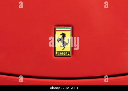 BARCELONA, SPANIEN, 8. MAI 2021: Ferrari-Logo Cavallino Rampante („tänzelendes Pferd“) auf der Motorhaube eines echten Autos Stockfoto