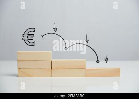 Konzept eines fallenden Euro-Sterling-Wechselkurses auf Treppen mit Abwärtspfeil. Stockfoto