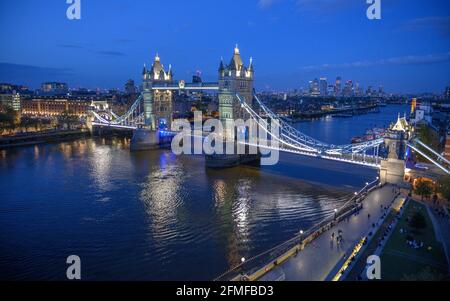 Blick auf die Tower Bridge vom Balkon im obersten Stockwerk des City Hall in London während der Wahlergebnisse des Londoner Bürgermeisters. Stockfoto