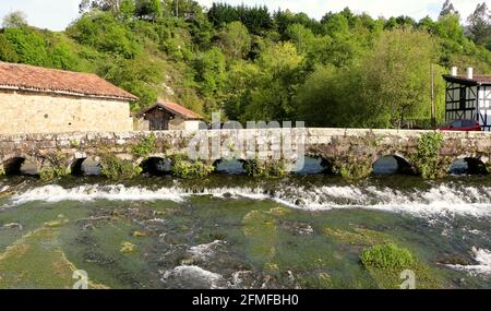 Mittelalterliche Steinbrücke über den Fluss Ruente ein Nebenfluss des Flusses Saja Ruente Kantabrien Spanien Stockfoto