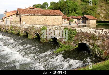 Mittelalterliche Steinbrücke über den Fluss Ruente ein Nebenfluss des Flusses Saja Ruente Kantabrien Spanien Stockfoto