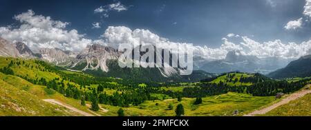 Atemberaubende Landschaft von Gröden in den Dolomiten in einem hellen Nachmittag, Sommersaison Stockfoto