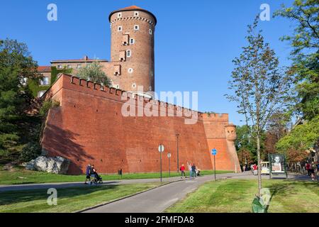 Wawel-Burgmauer und Sandomierska-Turm in Krakau, Polen Stockfoto