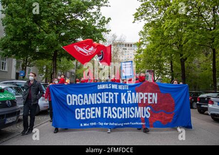 Ca. 300 Menschen sammeln sich am 8. Mai 2021 in München, dem 76. Jahrestag der Befriation Deutschlands vom Nationalsozialimus und dem Kriegsende. Sie demonstraten gegen rechtsextreme Strukturen in den Sicherheitsbehörden, die AfD und Querdenken. * am 8 2021. Mai, dem 76. Jahrestag der Befreiung Deutschlands vom Faschismus und dem Ende des Zweiten Weltkriegs, versammelten sich 300 Menschen zu einer Demonstration Sie protestierten gegen rechtsextreme Strukturen in der deutschen Armee und Polizei, der AfD und Querdenker. (Foto: Alexander Pohl/Sipa USA) Quelle: SIPA USA/Alamy Live News Stockfoto