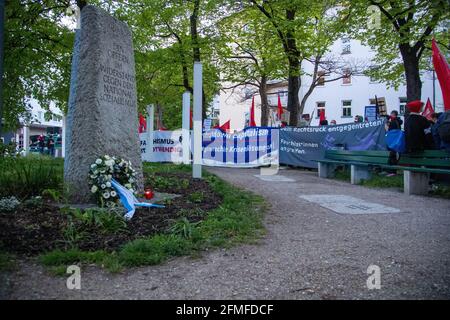 Demo hält Zwischenkundgebung an einem Denkmal für die Opfer im Widerstand gegen den Nationalsozialismus. Ca. 300 Menschen sammeln sich am 8. Mai 2021 in München, dem 76. Jahrestag der Befriation Deutschlands vom Nationalsozialimus und dem Kriegsende. Sie demonstraten gegen rechtsextreme Strukturen in den Sicherheitsbehörden, die AfD und Querdenken. * Demo mit einer Rede vor einem Denkmal für die Opfer in der Ressenz gegen den Nationalsozialismus. Am 8 2021. Mai, dem 76. Jahrestag der Befreiung Deutschlands vom Faschismus und dem Ende von Worl, versammelten sich 300 Menschen zu einer Demonstration Stockfoto