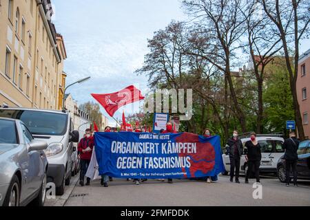 Ca. 300 Menschen sammeln sich am 8. Mai 2021 in München, dem 76. Jahrestag der Befriation Deutschlands vom Nationalsozialimus und dem Kriegsende. Sie demonstraten gegen rechtsextreme Strukturen in den Sicherheitsbehörden, die AfD und Querdenken. * am 8 2021. Mai, dem 76. Jahrestag der Befreiung Deutschlands vom Faschismus und dem Ende des Zweiten Weltkriegs, versammelten sich 300 Menschen zu einer Demonstration Sie protestierten gegen rechtsextreme Strukturen in der deutschen Armee und Polizei, der AfD und Querdenker. (Foto: Alexander Pohl/Sipa USA) Quelle: SIPA USA/Alamy Live News Stockfoto