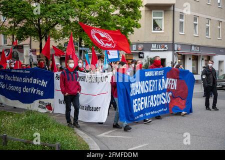 Ca. 300 Menschen sammeln sich am 8. Mai 2021 in München, dem 76. Jahrestag der Befriation Deutschlands vom Nationalsozialimus und dem Kriegsende. Sie demonstraten gegen rechtsextreme Strukturen in den Sicherheitsbehörden, die AfD und Querdenken. * am 8 2021. Mai, dem 76. Jahrestag der Befreiung Deutschlands vom Faschismus und dem Ende des Zweiten Weltkriegs, versammelten sich 300 Menschen zu einer Demonstration Sie protestierten gegen rechtsextreme Strukturen in der deutschen Armee und Polizei, der AfD und Querdenker. (Foto: Alexander Pohl/Sipa USA) Quelle: SIPA USA/Alamy Live News Stockfoto