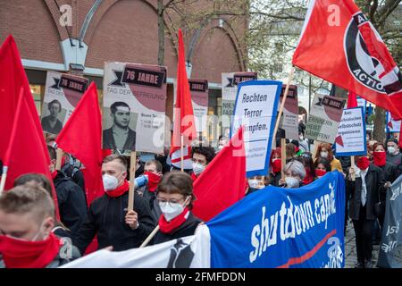 Ca. 300 Menschen sammeln sich am 8. Mai 2021 in München, dem 76. Jahrestag der Befriation Deutschlands vom Nationalsozialimus und dem Kriegsende. Sie demonstraten gegen rechtsextreme Strukturen in den Sicherheitsbehörden, die AfD und Querdenken. * am 8 2021. Mai, dem 76. Jahrestag der Befreiung Deutschlands vom Faschismus und dem Ende des Zweiten Weltkriegs, versammelten sich 300 Menschen zu einer Demonstration Sie protestierten gegen rechtsextreme Strukturen in der deutschen Armee und Polizei, der AfD und Querdenker. (Foto: Alexander Pohl/Sipa USA) Quelle: SIPA USA/Alamy Live News Stockfoto