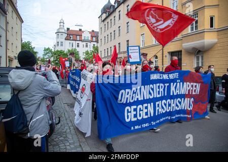 Ca. 300 Menschen sammeln sich am 8. Mai 2021 in München, dem 76. Jahrestag der Befriation Deutschlands vom Nationalsozialimus und dem Kriegsende. Sie demonstraten gegen rechtsextreme Strukturen in den Sicherheitsbehörden, die AfD und Querdenken. * am 8 2021. Mai, dem 76. Jahrestag der Befreiung Deutschlands vom Faschismus und dem Ende des Zweiten Weltkriegs, versammelten sich 300 Menschen zu einer Demonstration Sie protestierten gegen rechtsextreme Strukturen in der deutschen Armee und Polizei, der AfD und Querdenker. (Foto: Alexander Pohl/Sipa USA) Quelle: SIPA USA/Alamy Live News Stockfoto