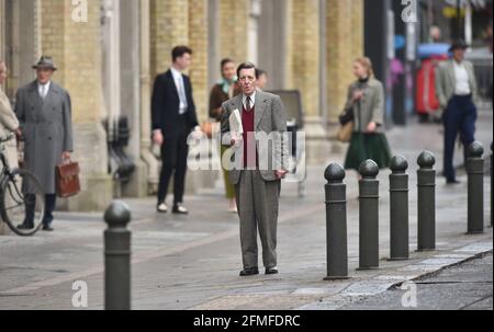 Brighton UK 9. Mai 2021 - Schauspieler, die heute eine Szene aus dem Film My Policeman in der Nähe des Dome in Brighton drehen. Der Film, der in den 1950er Jahren spielt, wird in den nächsten Wochen an verschiedenen Orten in der Stadt gedreht : Credit Simon Dack / Alamy Live News Stockfoto