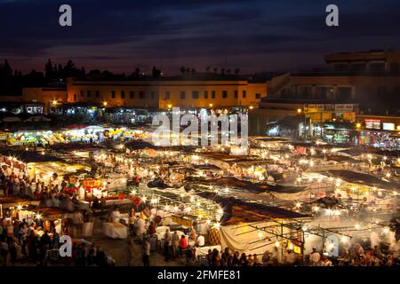 Nachtansicht von Djemaa el Fna, Marrakesch, Marokko Stockfoto