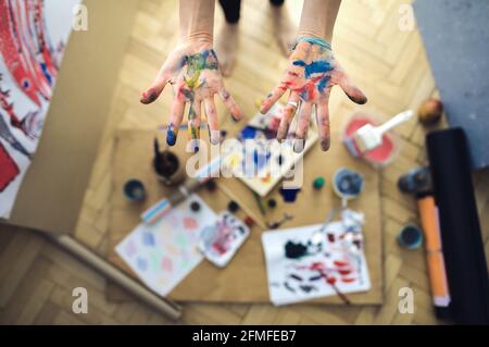 Farben auf Künstlerhand, Draufsicht. Stockfoto