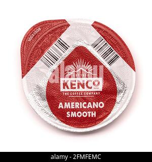 Kenco Americano glatte Kaffeepads auf weißem Hintergrund Stockfoto