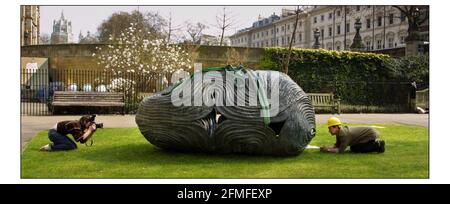 18 Tonnen Granit-Gletscherfelsen und Bronzekunst, vom britischen Bildhauer Peter Randall-Page, wurden an den Westrasen des Natural History Museums geliefert. Die Ausstellung markiert den Beginn des Frühlings. Der Künstler rechts wird mit Bronze Dreaming Stone fotografiert.pic David Sandison 27/3/2003 Stockfoto