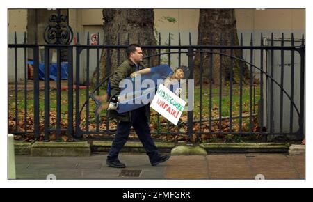 Ein Protestler wird aus st Stephens Tor, wo Anne gelaunt Widdecombe und Tony Banks starteten eine Anti-Jagd mit Dogs Campaign.pic David Sandison 14/1/2002 Stockfoto