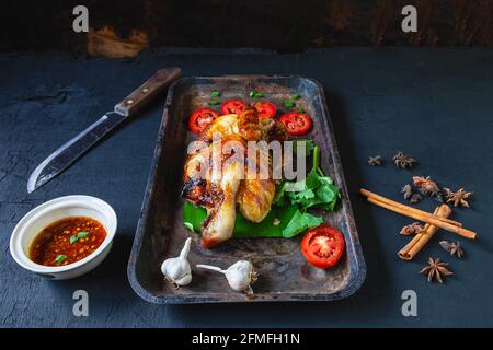 Gegrillte Hähnchengerichte und Dipping Sauce aus dem Ofen auf Ein schwarzer Hintergrund Stockfoto