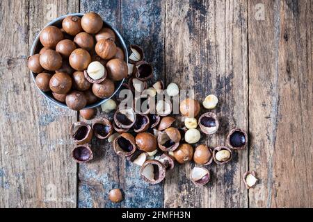 Macadamianüsse mit Muscheln in einer Schüssel. Stockfoto