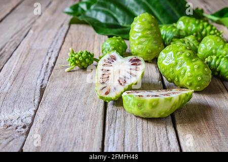 Frische Noni-Früchte auf einem Holzhintergrund Stockfoto