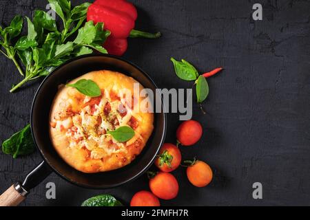 Pizza in der Pfanne Stockfoto