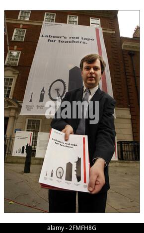 Tim Collins Schatten sec des Staates für Bildung ankündigt die Red Tape Report Bildung außerhalb des konservativen Zentralbüros in London.pic David Sandison 7/7/2004 Stockfoto