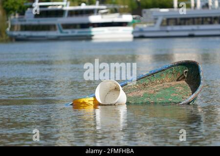 Niederwerth, Deutschland. Mai 2021. Ein versunkenes Ruderboot liegt am Ufer der Rheininsel Niederwerth. Nach einer nassen und kalten Woche bietet der Sonntag sonniges Wetter und Temperaturen über 25 Grad. Quelle: Thomas Frey/dpa/Alamy Live News Stockfoto