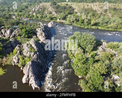 Eine Biegung des Southern Bug River namens Integral aus der Vogelperspektive. Ein malerischer Fluss inmitten des felsigen Geländes. Stockfoto