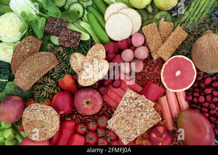 Gesunde ballaststoffreiche Lebensmittel für eine gute Gesundheit mit Obst, Gemüse, Hülsenfrüchten, Pasta und Vollkornprodukten. Stockfoto