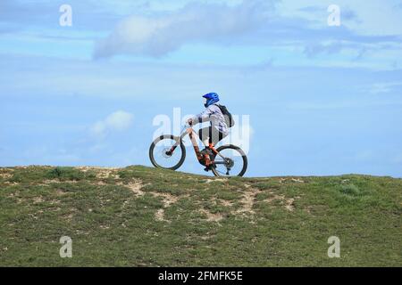 Stroud, Großbritannien, 9. Mai 2021. Wetter in Großbritannien. Heller und sonniger Tag für eine Radtour über Selsley Common in Stroud Gloucestershire.Quelle: Gary Learmonth / Alamy Live News Stockfoto
