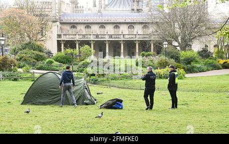 Brighton UK 9. Mai 2021 - HEUTE PACKT EIN Mann sein Zelt in Pavilion Gardens Brighton ein, bevor heute die Dreharbeiten zu "My Policeman" stattfinden. Der Film mit Harry Styles und Emma Corrin spielt in den 1950er Jahren und wird in den nächsten Wochen an verschiedenen Orten in der Stadt gedreht : Credit Simon Dack / Alamy Live News Stockfoto