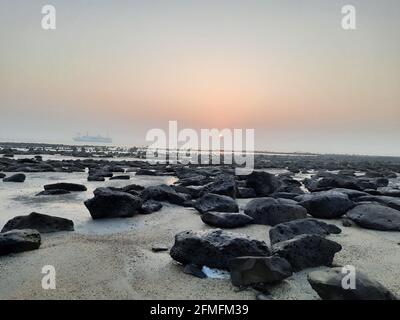 Der wunderschöne Sonnenreis im Meer Strand Stockfoto
