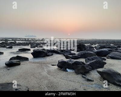 Der wunderschöne Sonnenreis im Meer Strand Stockfoto