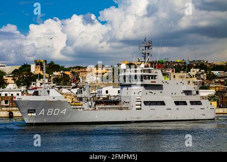 SANTO DOMINGO - DOMINIKANISCHE REPUBLIK, 24. APRIL 2013: HNLMS Pelikaan (A804) logistisches Hilfsschiff der Royal Netherlands Navy in Santo Domingo, Domi Stockfoto