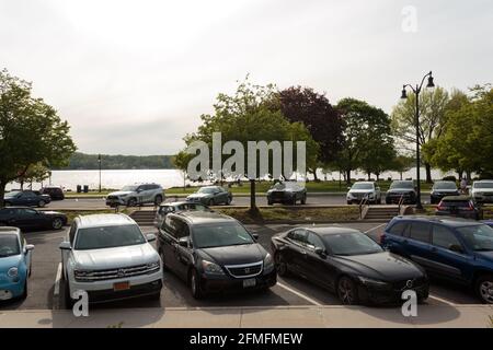 Parkplatz vor dem Bahnhof Dobbs Ferry Metro North im Bundesstaat New York mit dem Hudson River im Hintergrund, einer kleinen Pendlerstadt Stockfoto