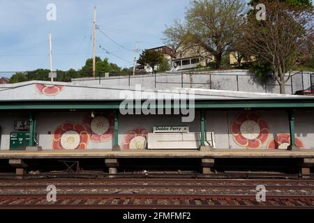 Dobbs Ferry Metro North Bahnhof, kleine Pendlerstadt im Bundesstaat New York, Blick über die Schienen und Häuser auf dem Hügel darüber Stockfoto