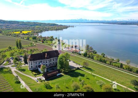 12. Mai 2020, Baden-Württemberg, Unteruhldingen-Mühlhofen: Die Klosterkirche Birnau wird von der Mittagssonne beleuchtet. Im Hintergrund sind die Schweizer Alpen und der Bodensee zu sehen. (Foto aufgenommen mit einer Drohne) Obwohl es in vielen Regionen Deutschlands am Sonntag sonniges Wetter gibt, bewegt sich Anfang der Woche wieder eine Kaltfront quer durchs Land. Foto: Felix Kästle/dpa Stockfoto