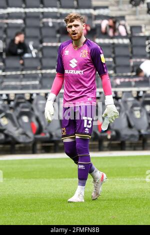 MILTON KEYNES, GROSSBRITANNIEN. 9. MAI Milton Keynes Dons Torwart Andy Fisher vor der Sky Bet League ein Spiel zwischen MK Dons und Rochdale im Stadium MK, Milton Keynes am Sonntag, 9. Mai 2021. (Kredit: John Cripps, Mi News) Kredit: MI Nachrichten & Sport /Alamy Live Nachrichten Stockfoto