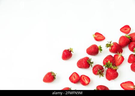 Erdbeerbeeren auf weißem Hintergrund. Flach liegend. Draufsicht. Stockfoto
