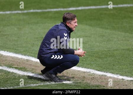 Der Manager von Northampton Town, Jon Brady, hockt während des Sky Bet League One-Spiels im Stadium of Light, Sunderland, auf der Touchline. Bilddatum: Sonntag, 9. Mai 2021. Stockfoto