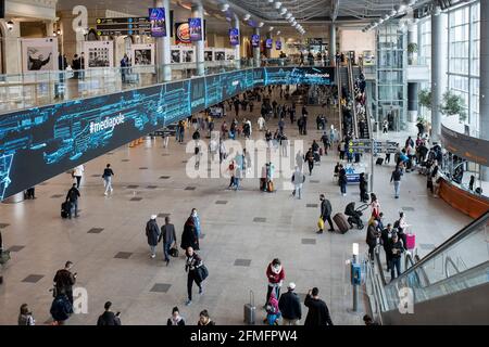 Moskau, Russland - 03 05 2021: Der Flughafen Moskau Domodedovo ist einer der größten Flughäfen in Russland. Menschen in medizinischen Masken warten auf den Plan Stockfoto