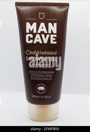 CHESTER, GROSSBRITANNIEN: 1. MAI 2021: Man Cave ist eine beliebte Hautpflegemarke für Männer, die in Großbritannien häufig anzutreffen ist. Abgebildet ist das Zedernholz-Duschgel Stockfoto