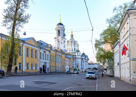 MOSKAU, RUSSLAND - 02. Mai 2021. Die Kirche des heiligen Martin des Bekenners, Papst von Rom (der Himmelfahrt). Eines der am besten erhaltenen Denkmäler der Klassik Stockfoto