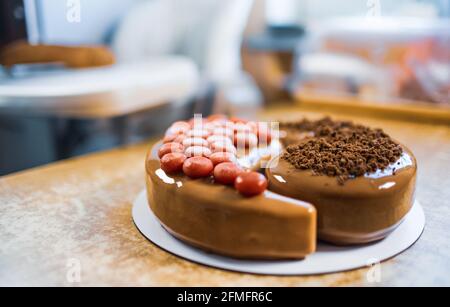 Schöne leckere Kuchen in Form von Yin-Yang in der Wohnküche auf einem Holztisch Stockfoto