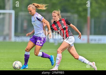 Mailand, Italien. Mai 2021. Frederikke Thøgersen (#25 AC Fiorentina) und Christy Grimshaw (#11 AC Mailand) während des Frauen-Serie-A-Spiels zwischen AC Mailand und Fiorentina im Vismara Sports Center in Mailand, Italien Credit: SPP Sport Press Foto. /Alamy Live News Stockfoto