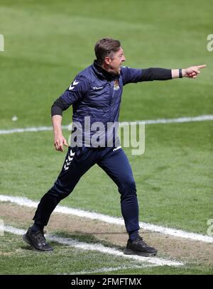 Northampton Town-Manager Jon Brady zeigt sich während des Sky Bet League One-Spiels im Stadium of Light, Sunderland. Bilddatum: Sonntag, 9. Mai 2021. Stockfoto