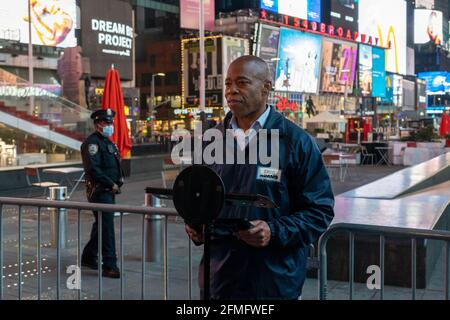 Der Bürgermeister von New York City und Präsident von Brooklyn Borough Eric Adams spricht auf einer Pressekonferenz über Waffengewalt am Times Square. Berichten zufolge wurden bei einer Schießerei in der Nähe der West 44th Street und der 7th Avenue auf dem belebten Times Square in New York zwei Frauen und ein vierjähriges Mädchen verletzt. Stockfoto