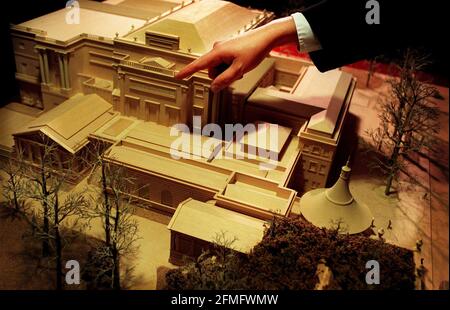 JOHN SIMPSON, EINER DER FÜHRENDEN ARCHITECS BEI DER SANIERUNG DER QUEENS GALLERY AM BUCKINGHAM PALACE, GIBT AN, WELCHE BEREICHE IN DEN NÄCHSTEN DREI JAHREN VERBESSERT WERDEN SOLLEN. WIRD DURCH DAS GOLDENE JUBILÄUM DER KÖNIGINNEN ABGESCHLOSSEN. Stockfoto