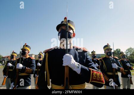 Bukarest, Rumänien. Mai 2021. Rumänische Soldaten einer Ehrengarde nehmen an einer Zeremonie anlässlich des 76. Jahrestages des Endes des Zweiten Weltkriegs in Europa, bekannt als Tag des Sieges in Europa, Teil, die am 9. Mai 2021 vor der Militärakademie in Bukarest, Rumänien, veranstaltet wird. Quelle: Cristian Cristel/Xinhua/Alamy Live News Stockfoto